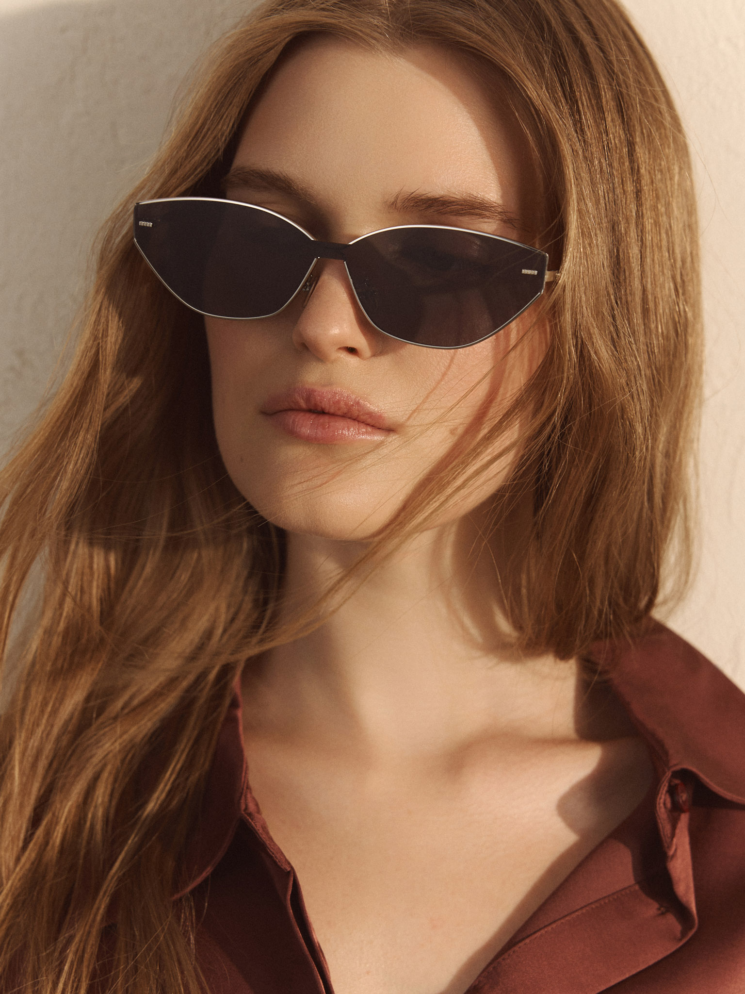 Солнцезащитные очки вытянутой формы в металлической оправе