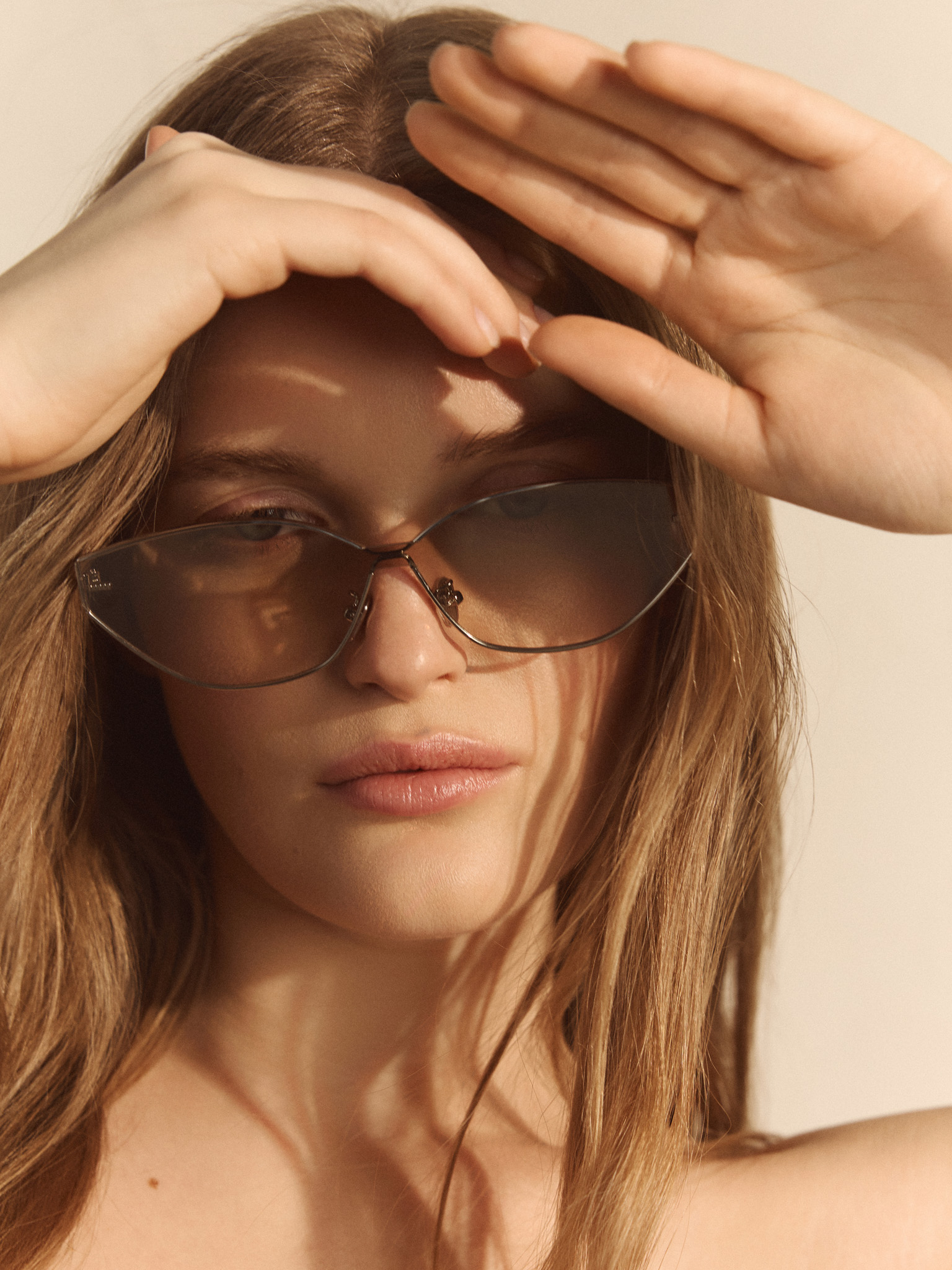 Декоративные очки вытянутой формы в металлической оправе