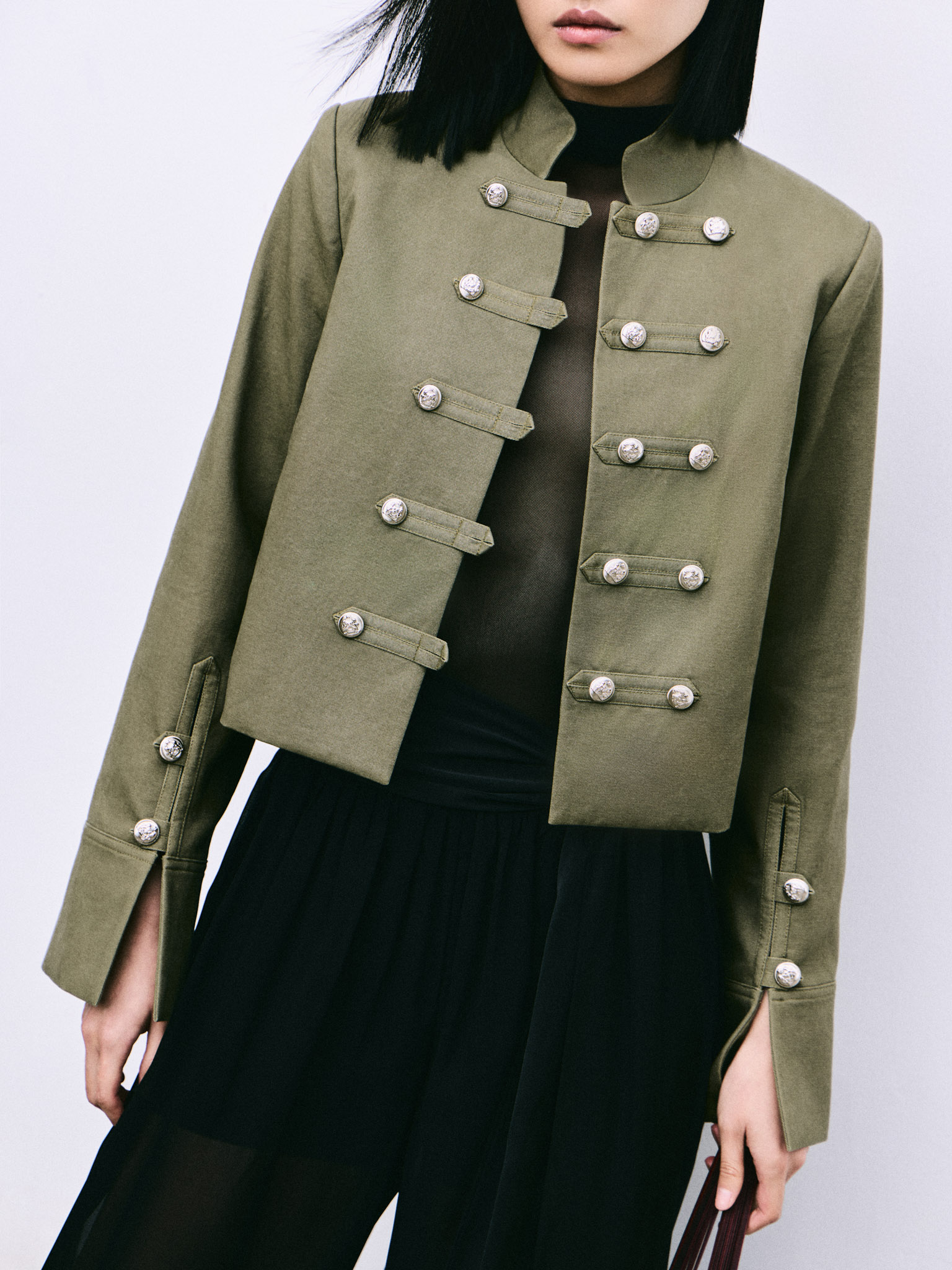 Жакет в гусарском стиле с золотистыми пуговицами