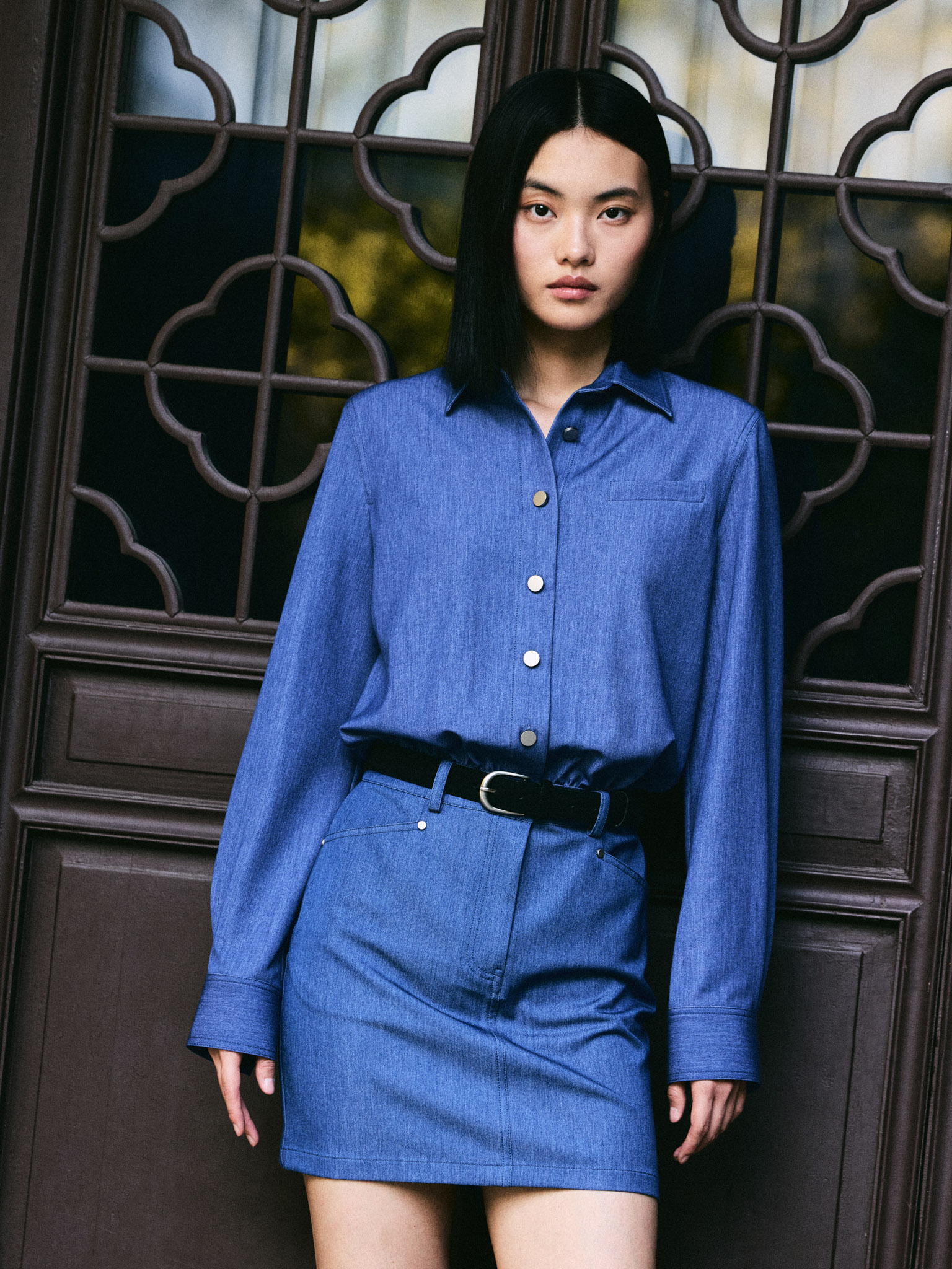 Платье-рубашка мини с металлическими пуговицами