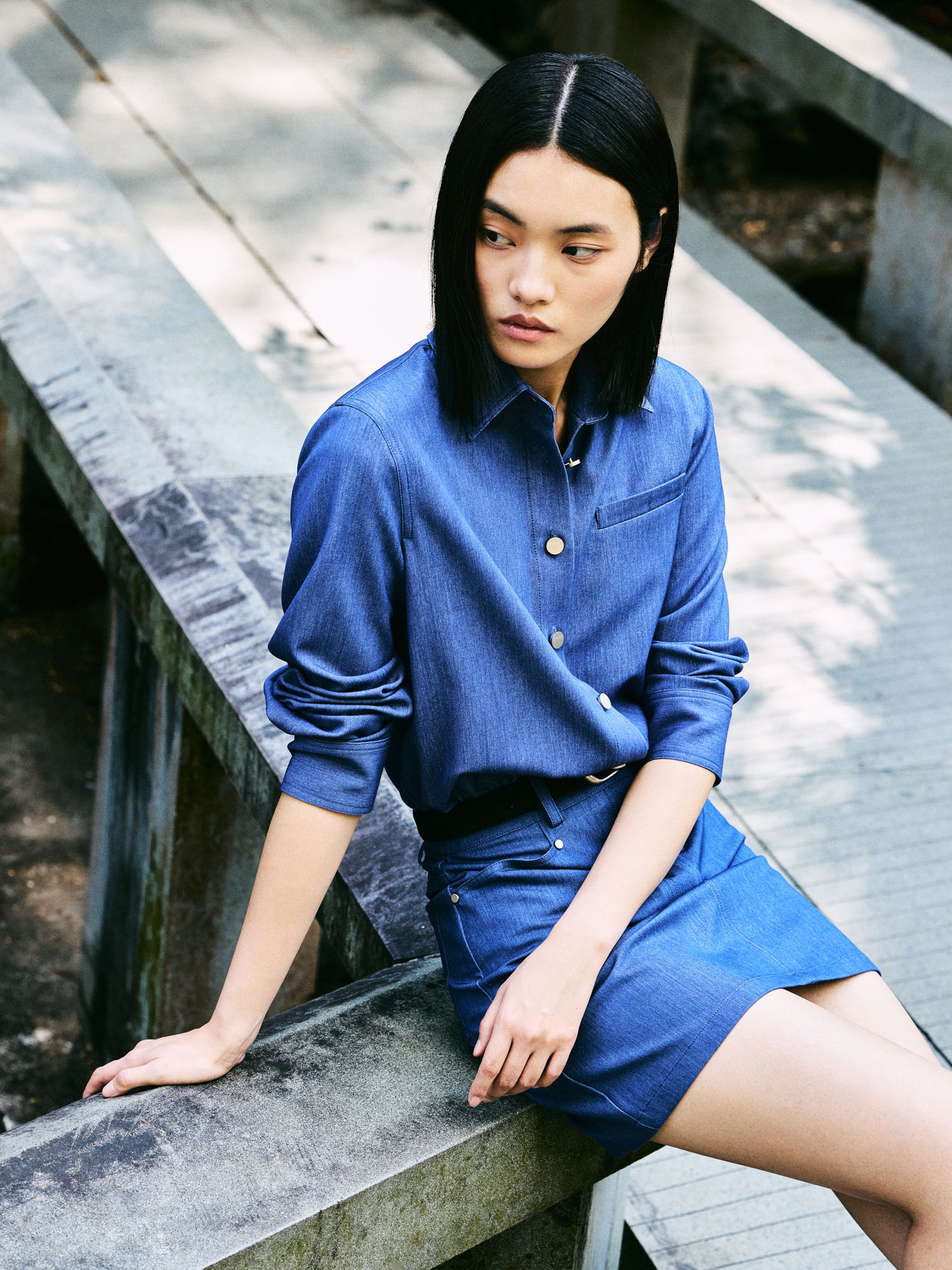 Платье-рубашка мини с металлическими пуговицами