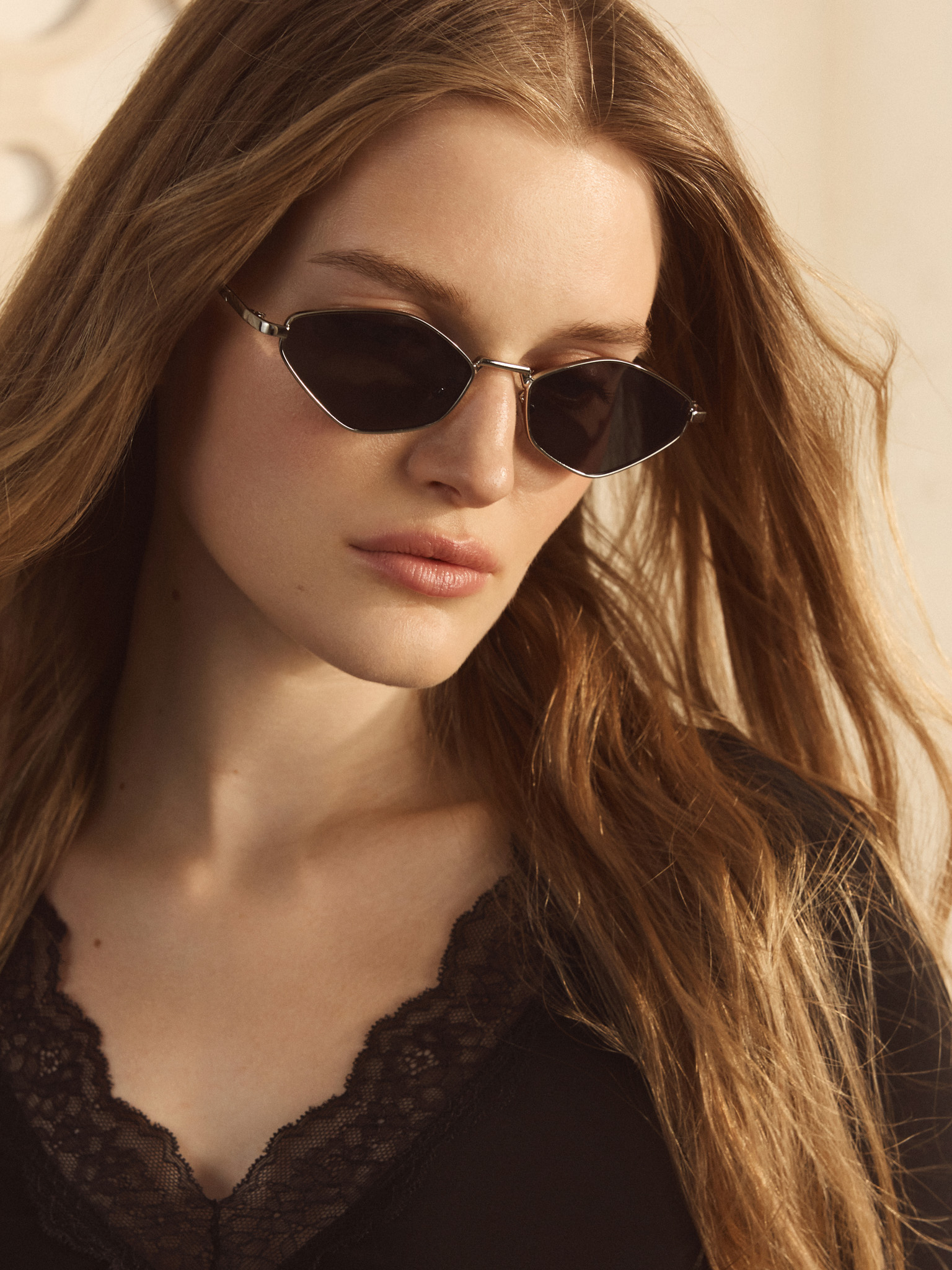 Солнцезащитные очки в металлической оправе с ромбовидными линзами