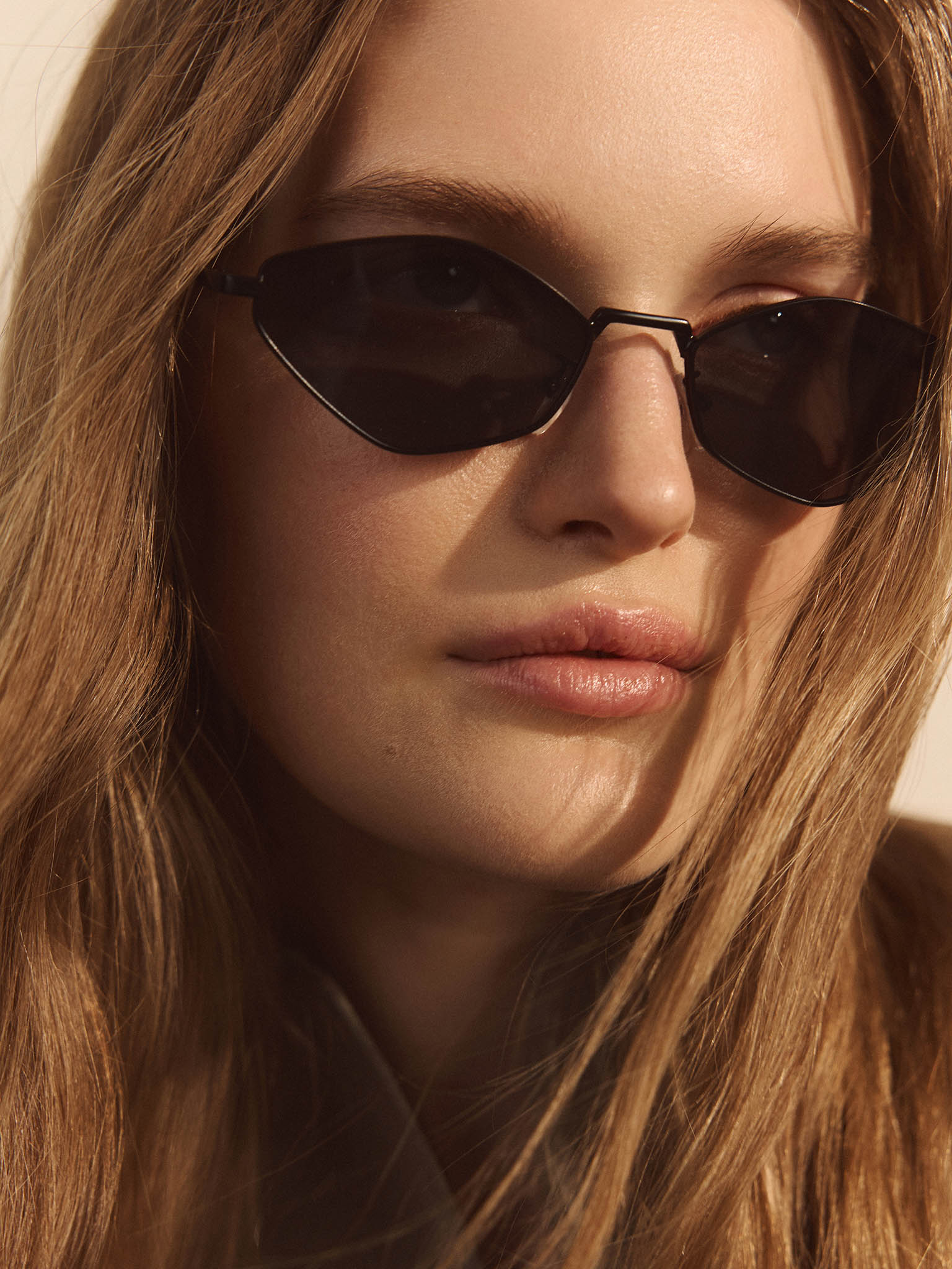 Солнцезащитные очки в металлической оправе с ромбовидными линзами