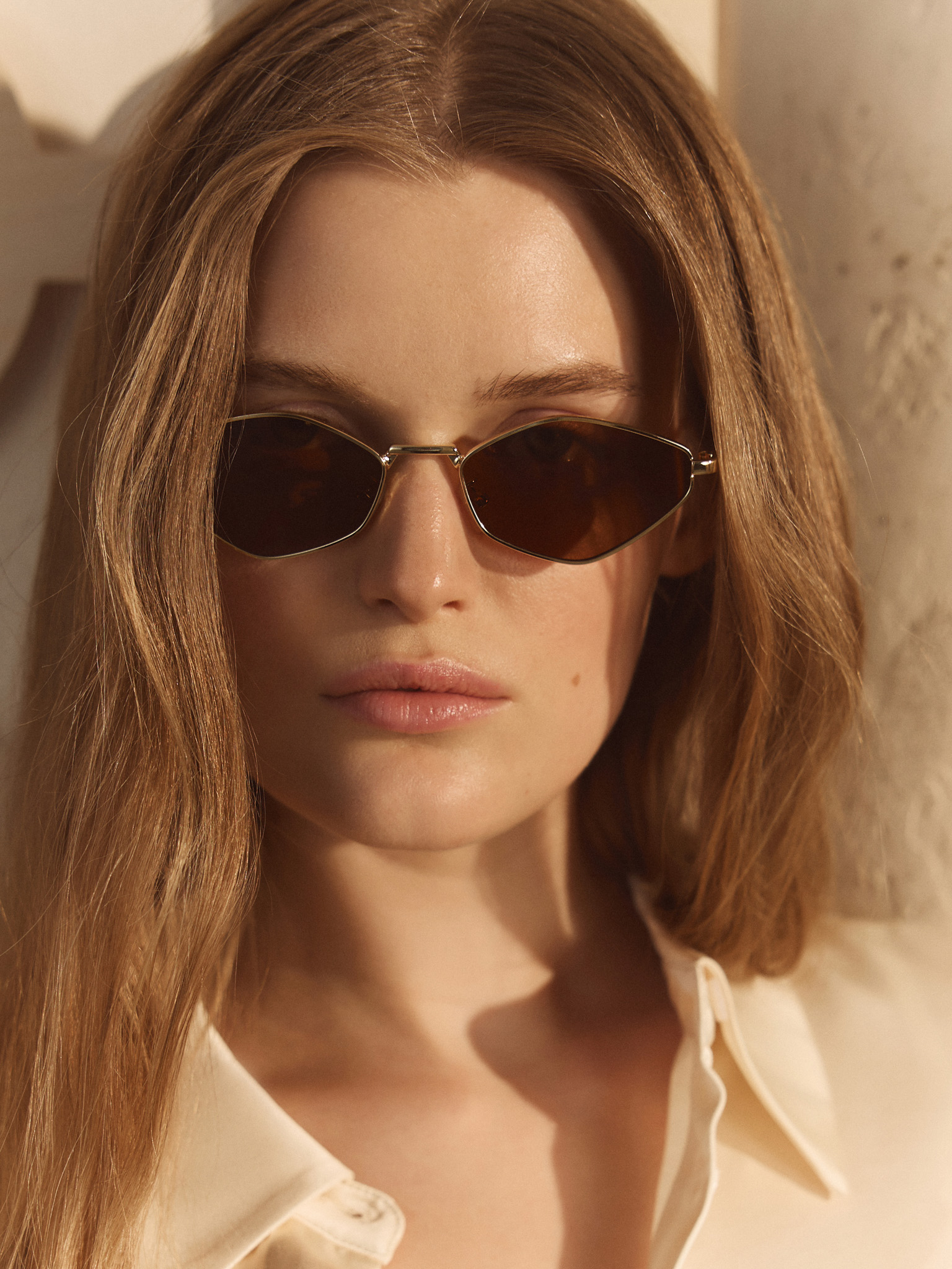 Солнцезащитные очки в металлической оправе с ромбовидными линзами