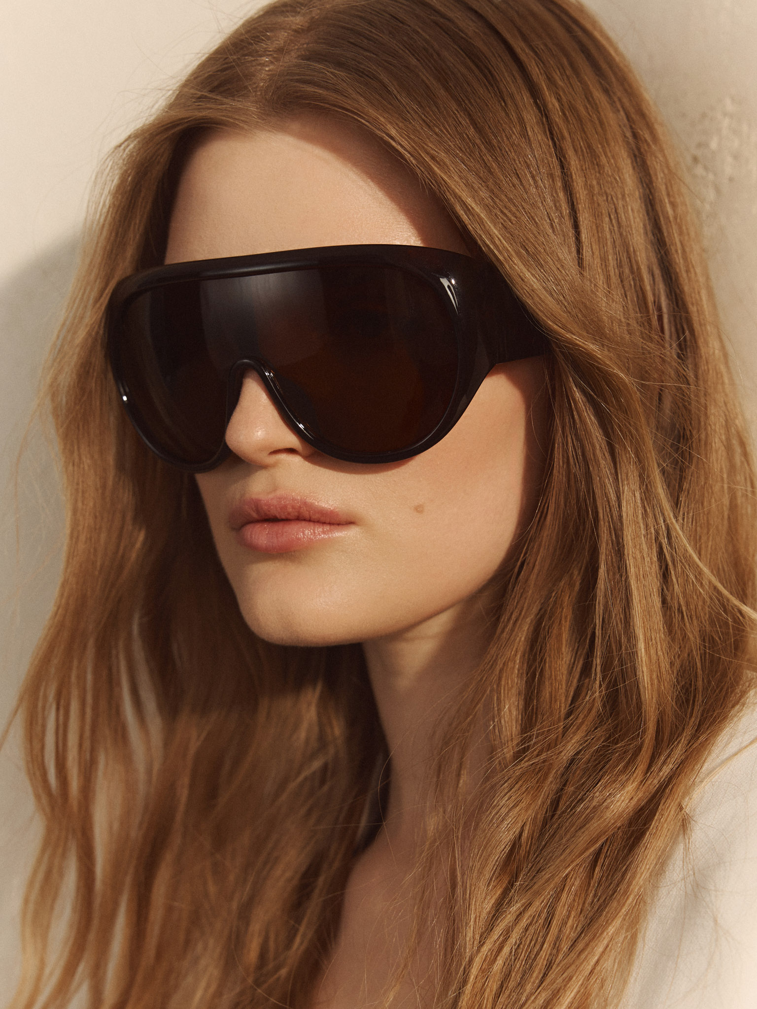 Солнцезащитные очки-маска в широкой оправе