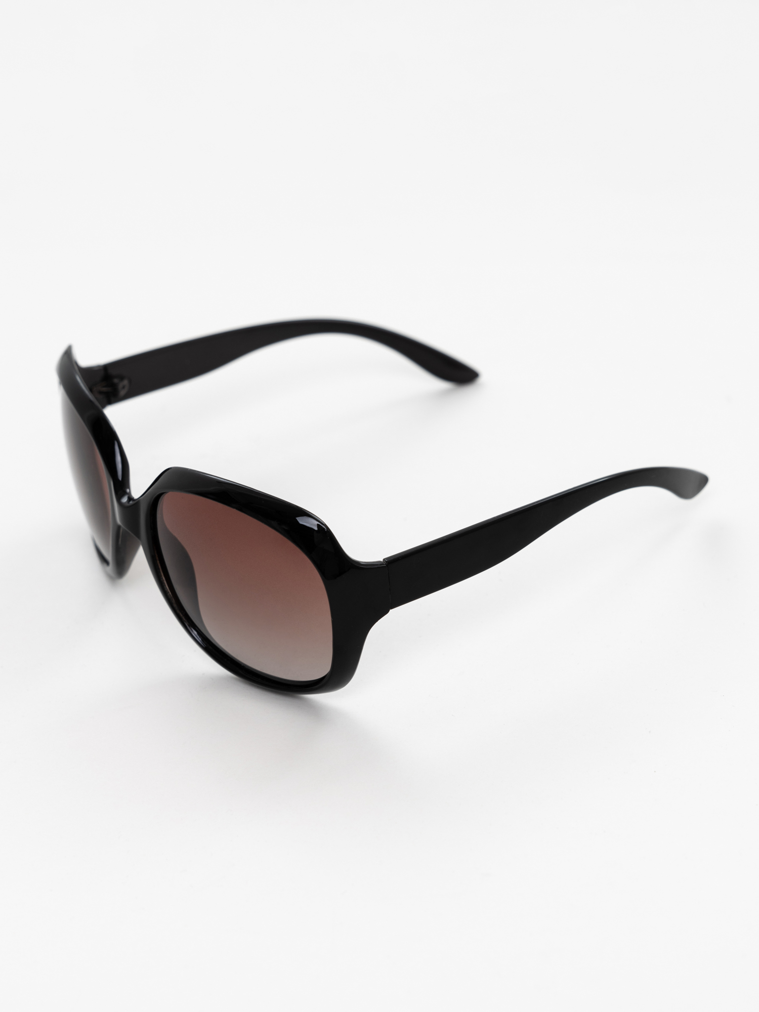 نظارات شمسية كبيرة الحجم بإطارات بلاستيكية