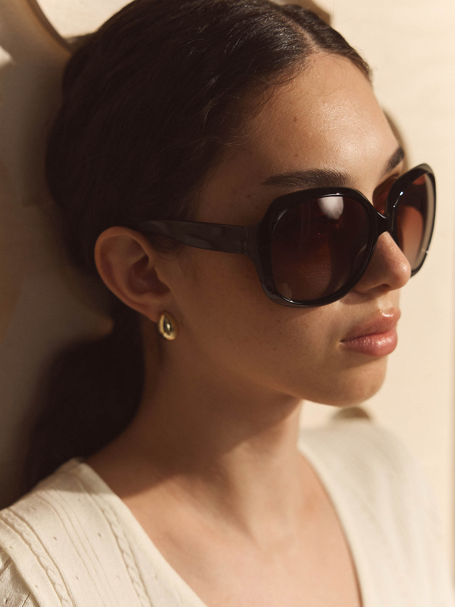 نظارات شمسية كبيرة الحجم بإطارات بلاستيكية