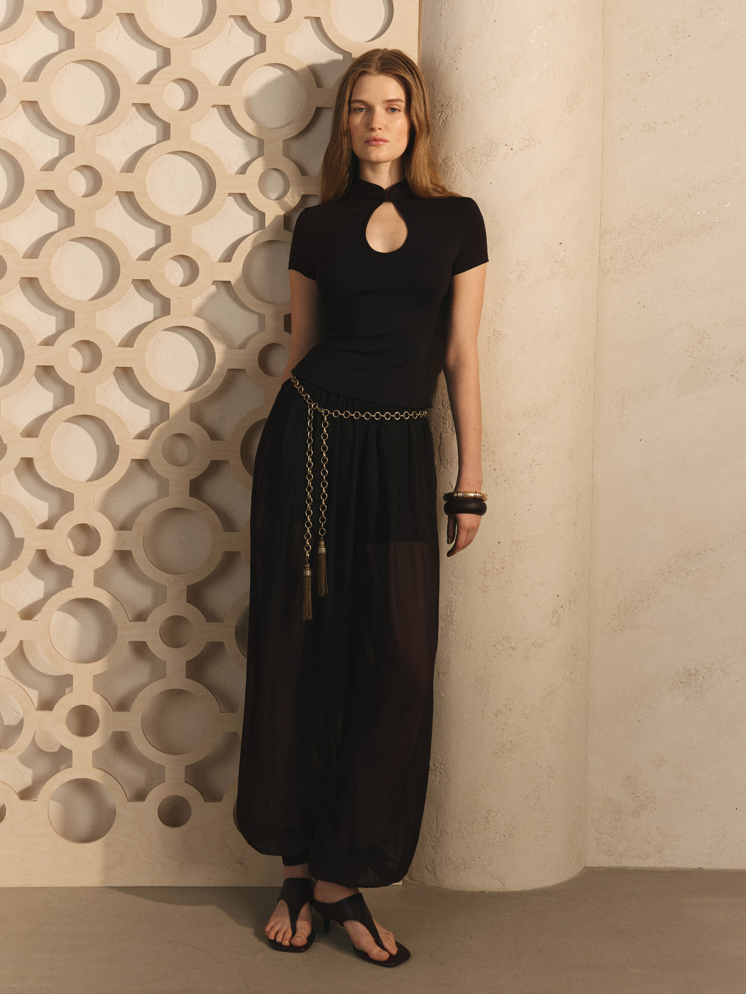 Топ с каплевидным вырезом и короткими рукавами