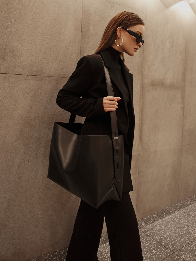Wide-strap tote bag