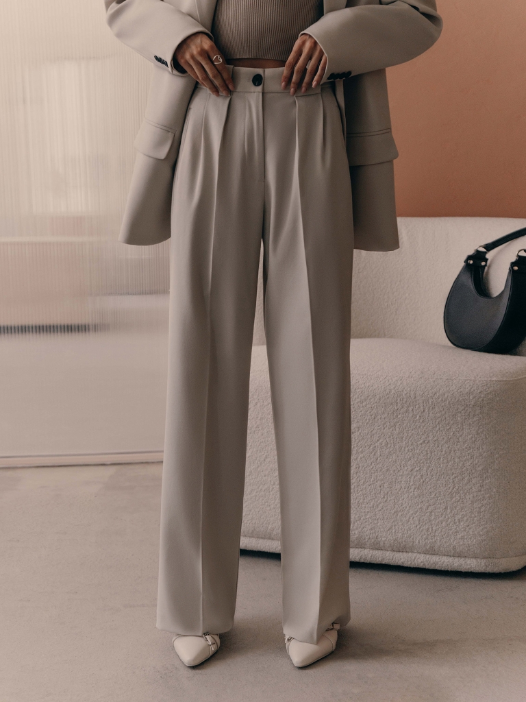 Palazzo trousers with pleats at the waist and contrasting button