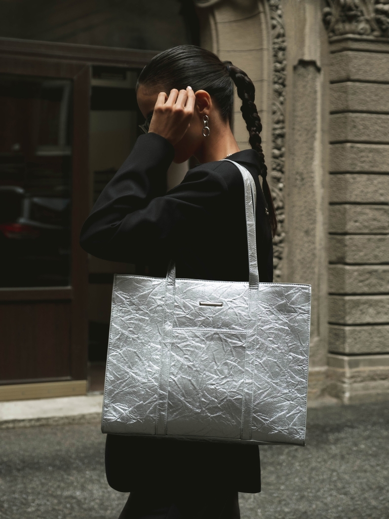 Kwadratowa torba z ekoskóry o pogniecionej fakturze