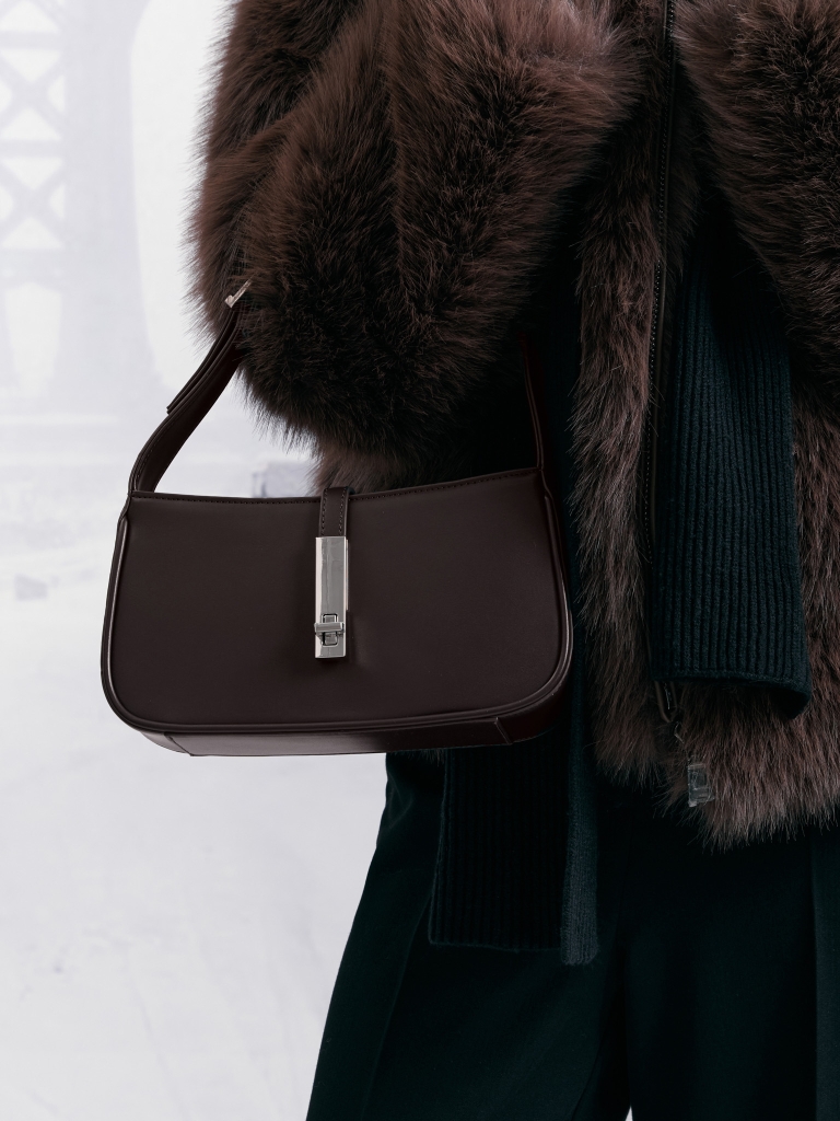 Torba Baguette z metalowym zapięciem i uchwytami w tym samym odcieniu 