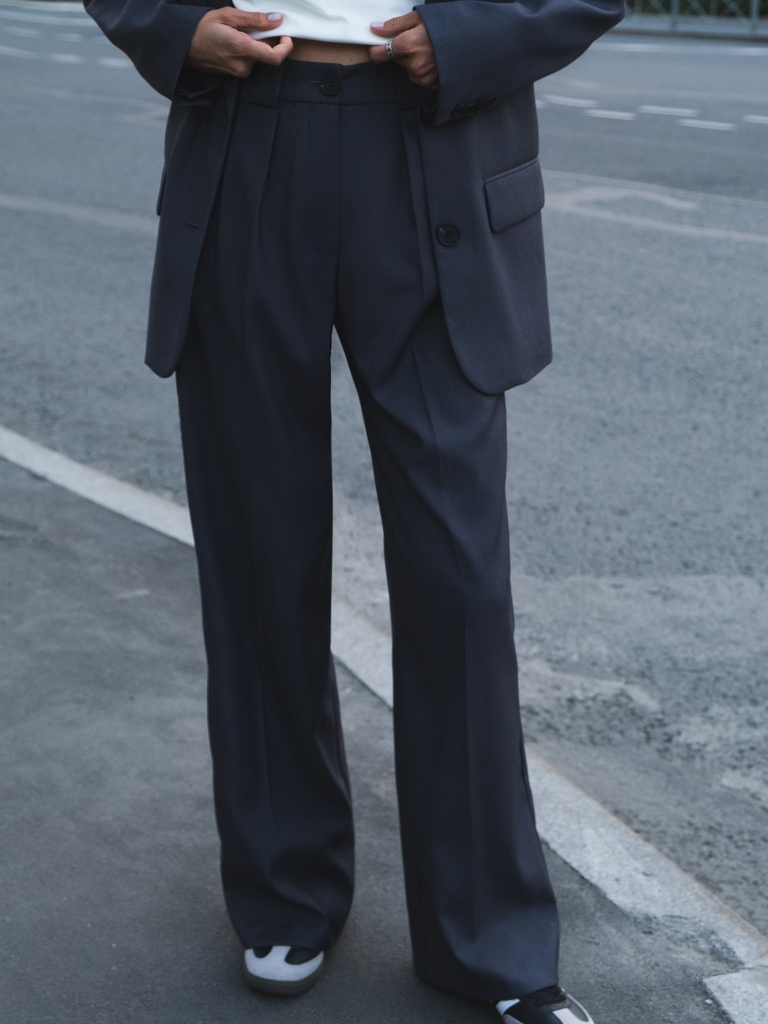 Palazzo trousers with a large button