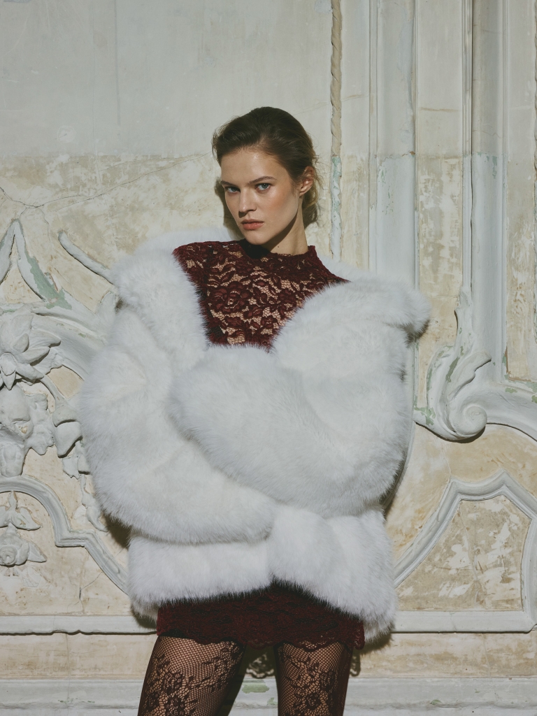 Short eco-coat with voluminous collar