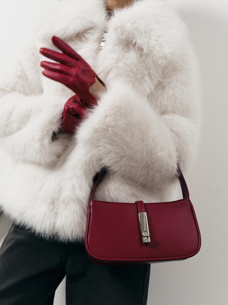 Сумка-багет с металлической застежкой и ручкой в тон