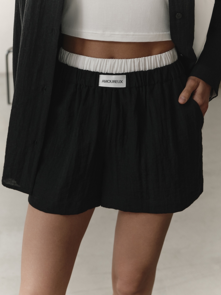 Loose shorts with contrasting waistband