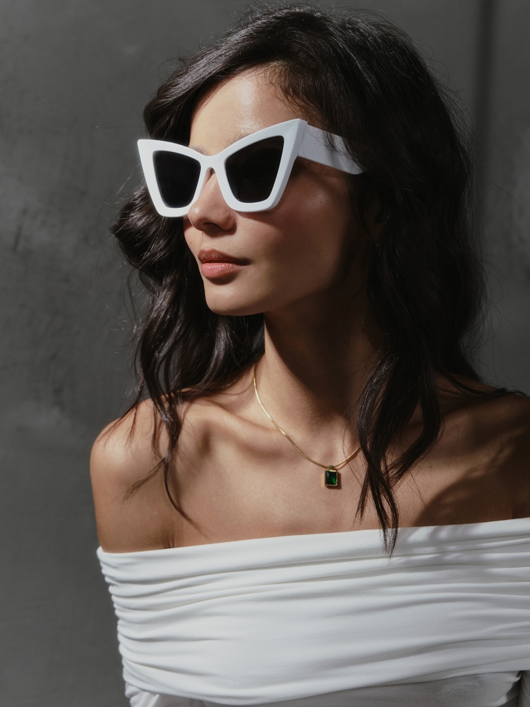 Sunglasses with trapezoidal lenses