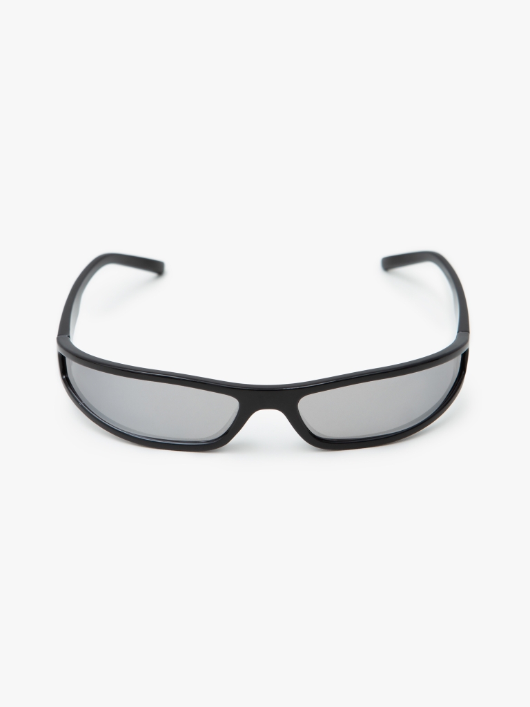 Sunglasses with mirrored lenses