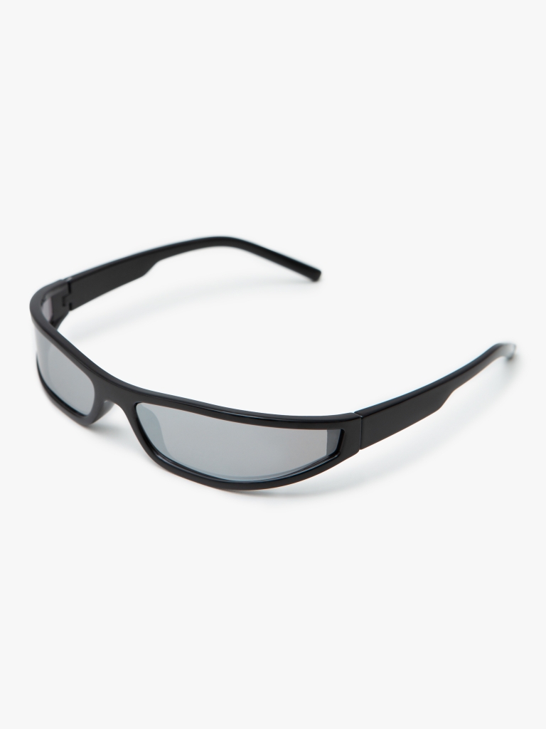 Sunglasses with mirrored lenses