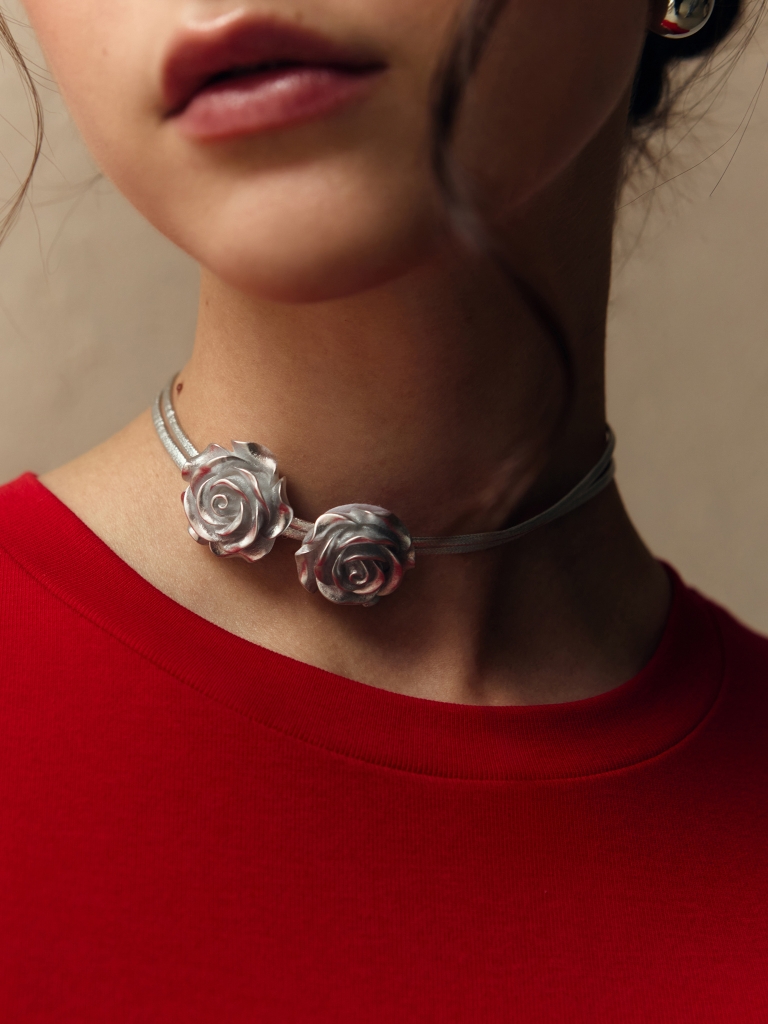 Silvertone necklace with roses