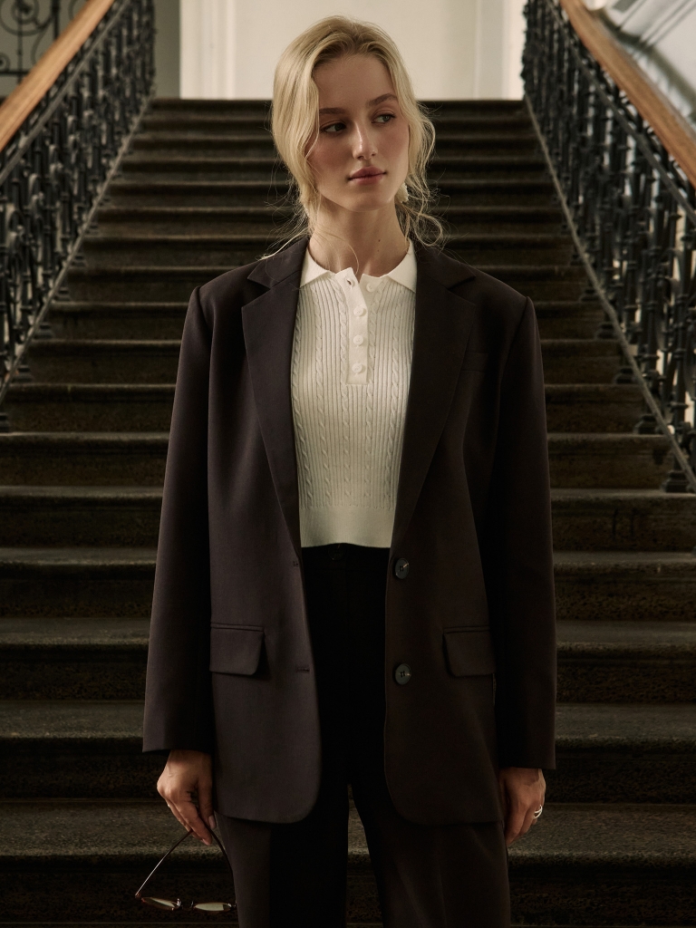 Single-breasted suiting jacket with oversized buttons