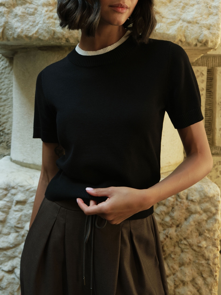 Knitted jersey T-shirt with contrast edging on the collar