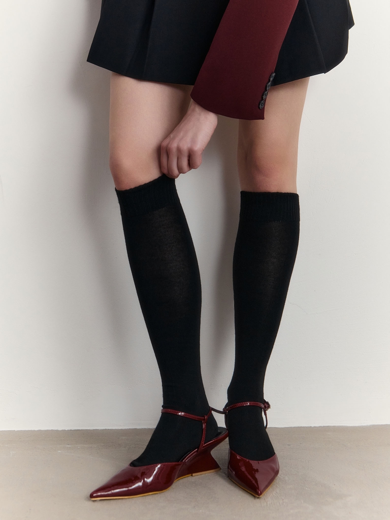 Knee-length socks with ribbed cuffs