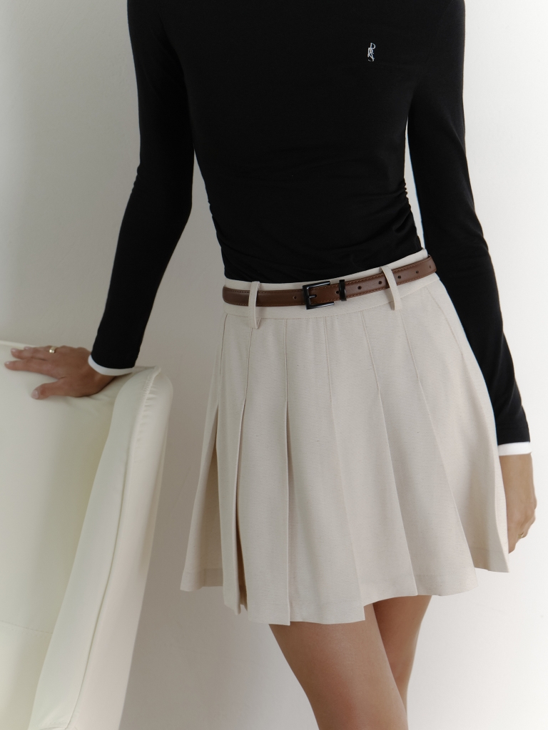 Slim leather belt with square buckle