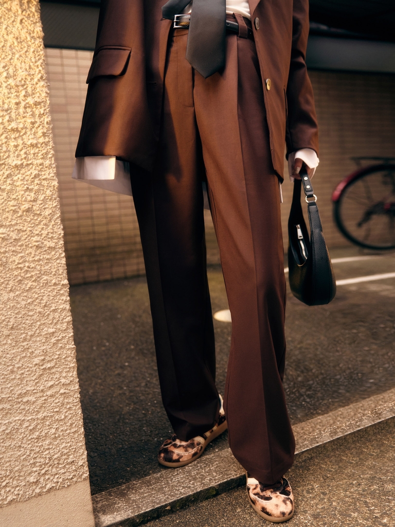 Straight cut trousers with pleats and stitched creases 