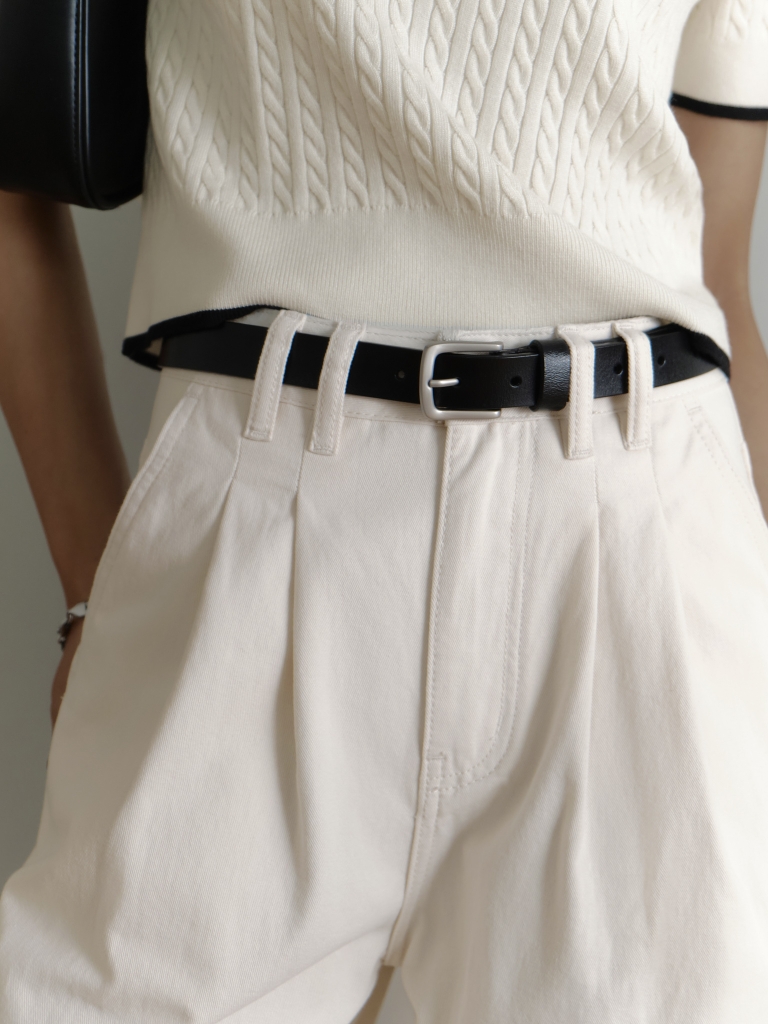 Slim leather belt with matte buckle