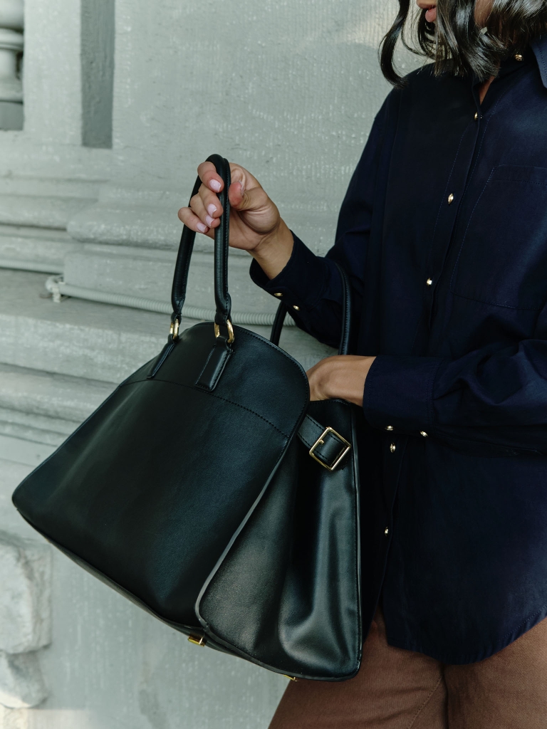 Hard-shell trapezoidal bag with side straps