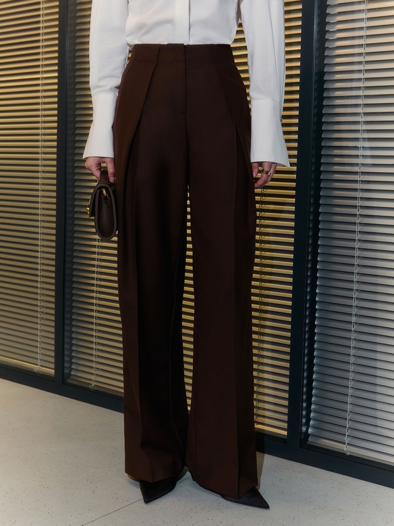 Loose-fitting suiting trousers with pleats at the front