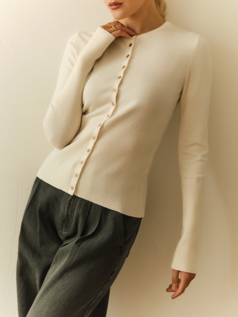 Knitted cardigan with small button fastening