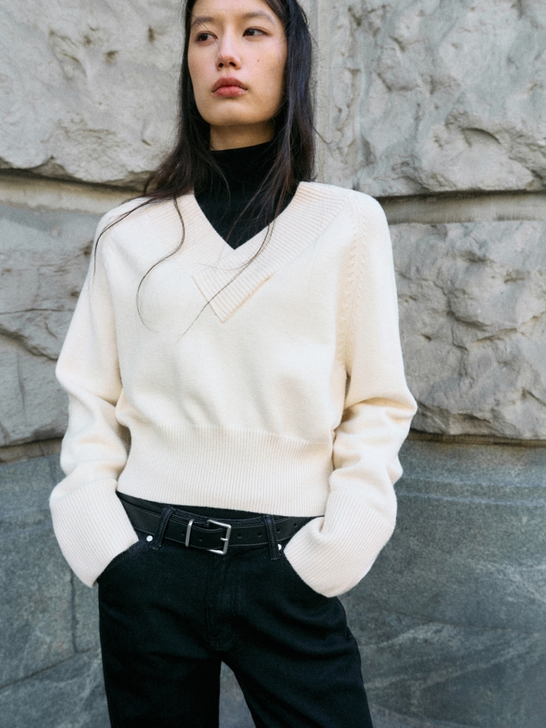 Cropped jumper with V-neckline and ribbed details