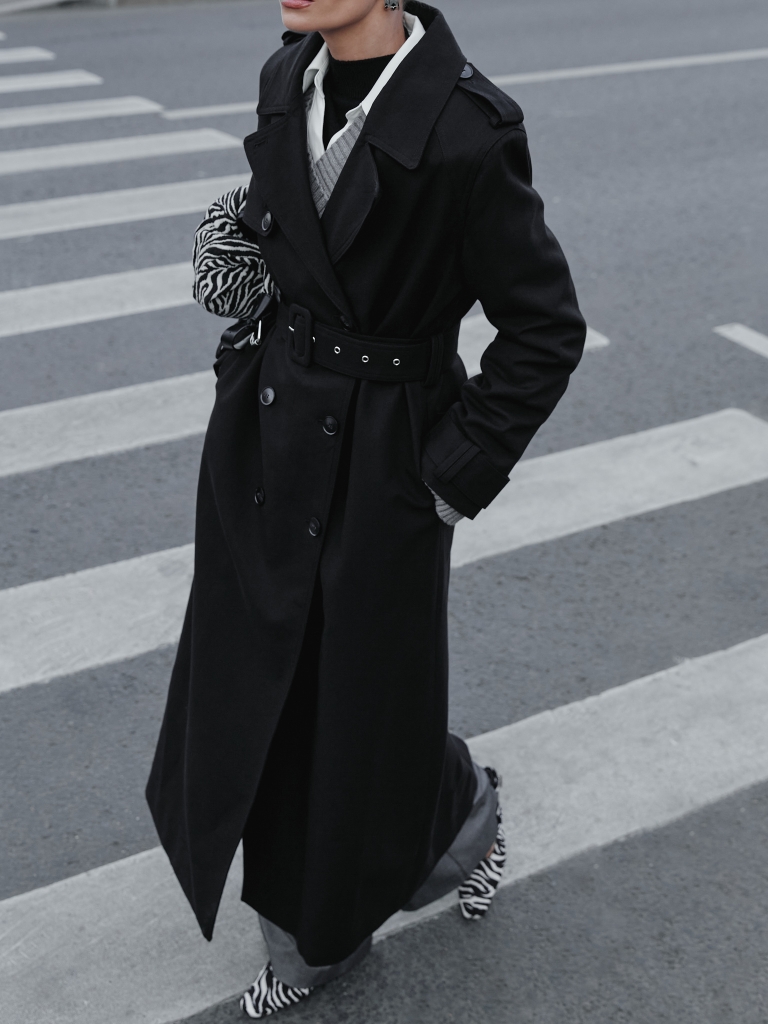 Maxi coat with accentuated shoulders