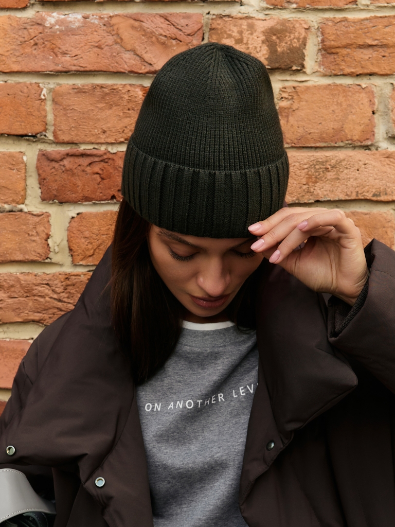 Прилегающая шапка бини из комбинированного трикотажа