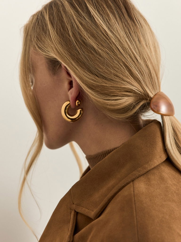 Blown semi-hoop earrings with round retainers