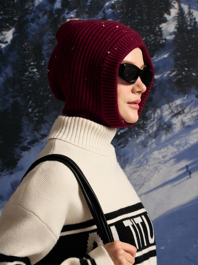 Knitted bonnet with ribbed details