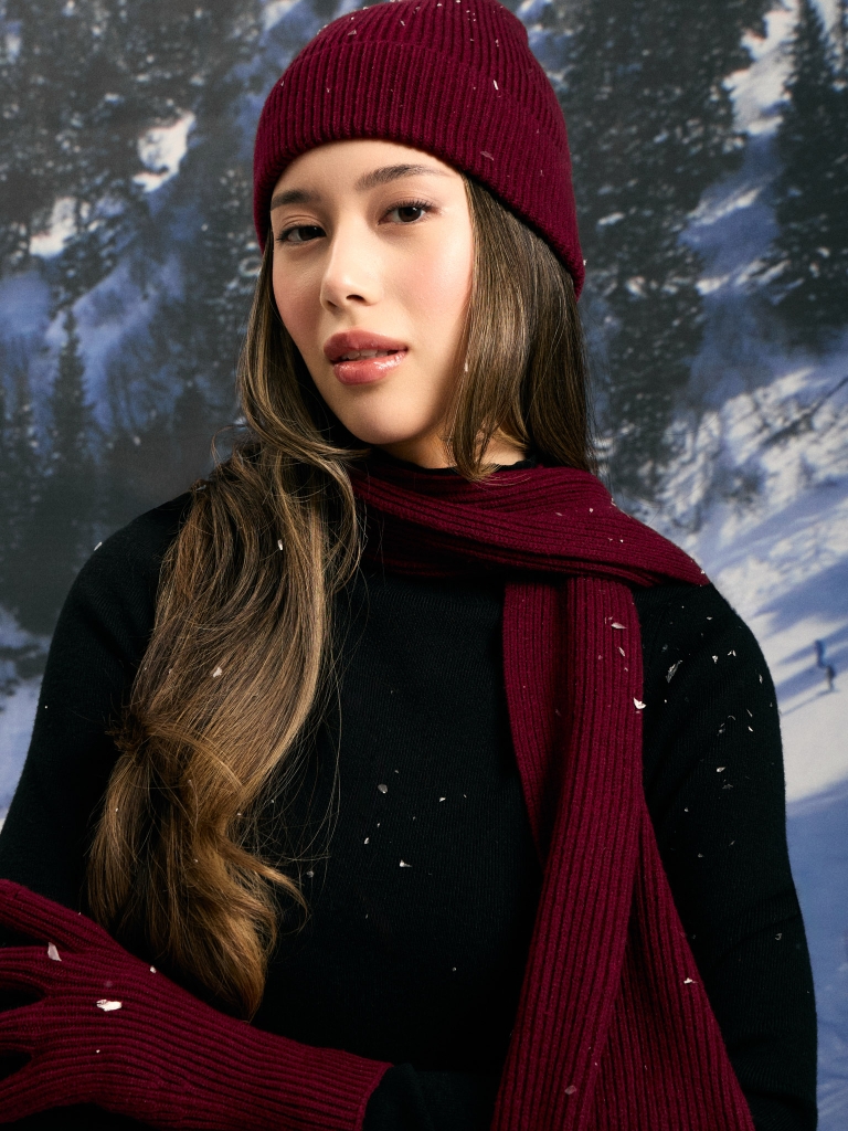 Set of beanie hat, scarf and gloves