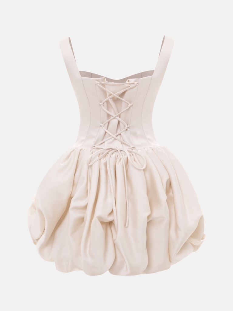 Träger-Minikleid aus Satin mit voluminösem Blumen am Rockteil