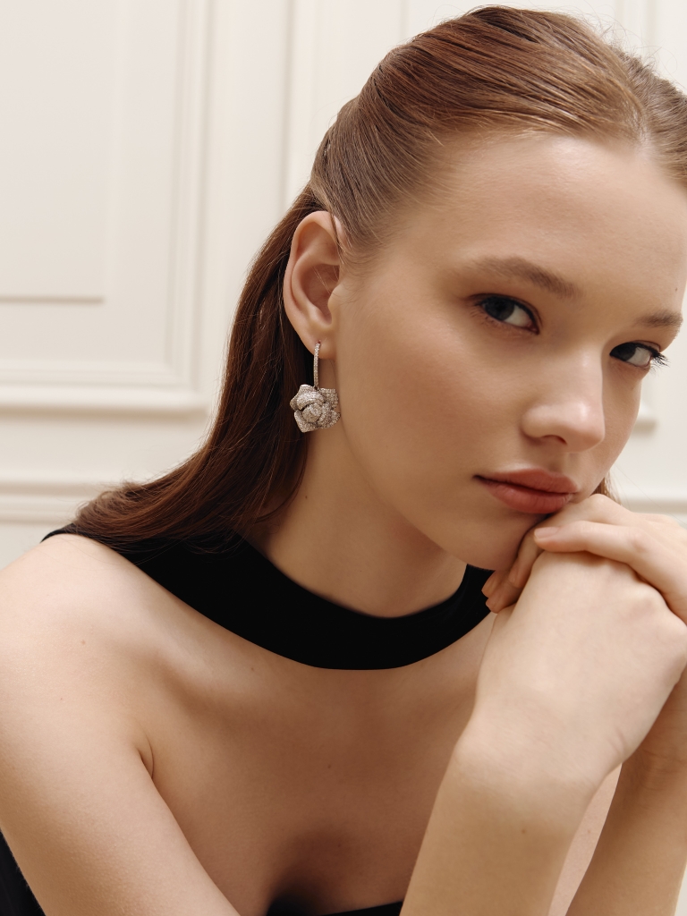 Earrings with rhinestone flowers
