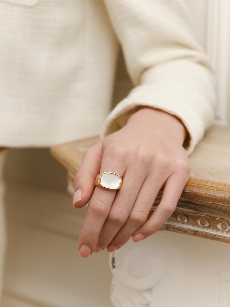 Golden ring with contrasting insert