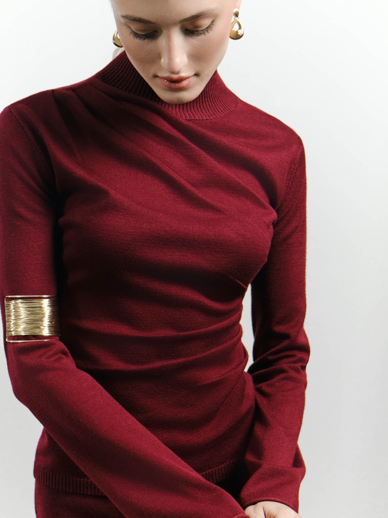 Dzianinowy sweter z drapowaniami