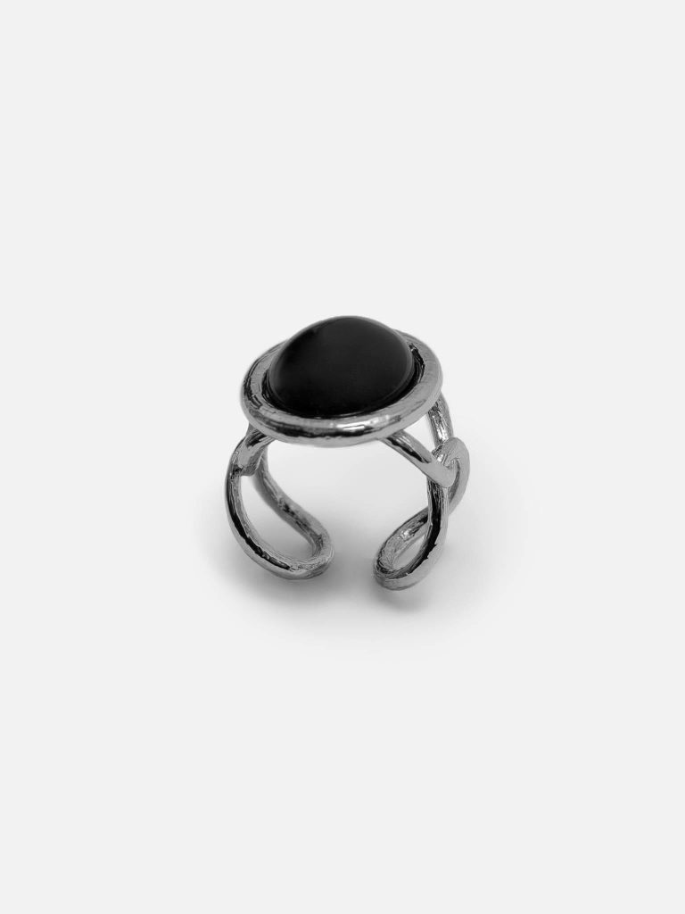 Ring with contrasting oval inlay