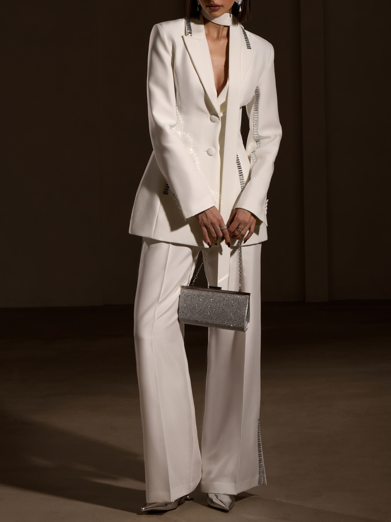 Hose mit Schlitzen an den Hosenbeinen und silberfarbenem Dekor