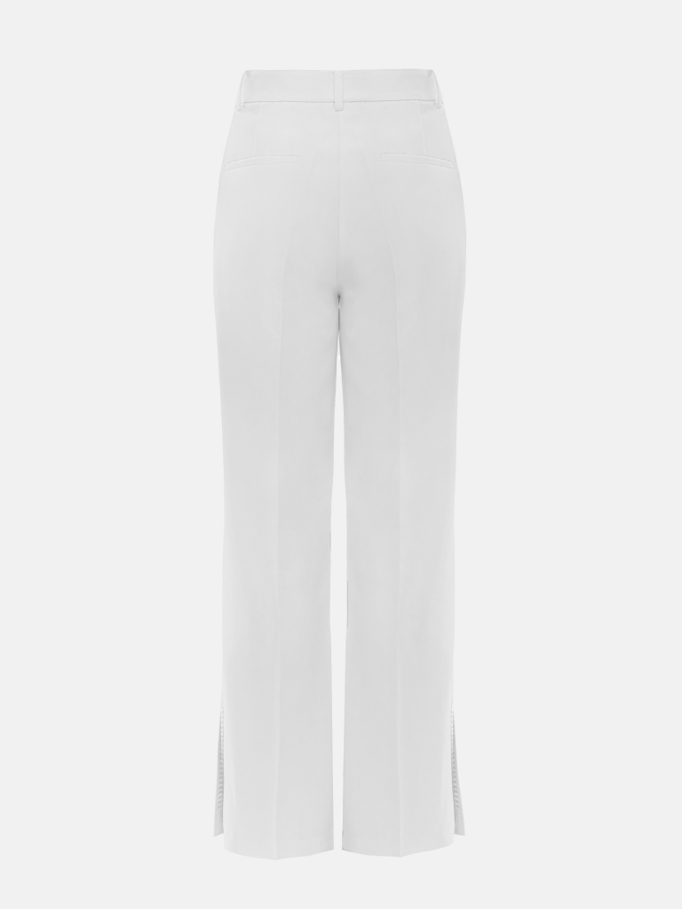 Hose mit Schlitzen an den Hosenbeinen und silberfarbenem Dekor