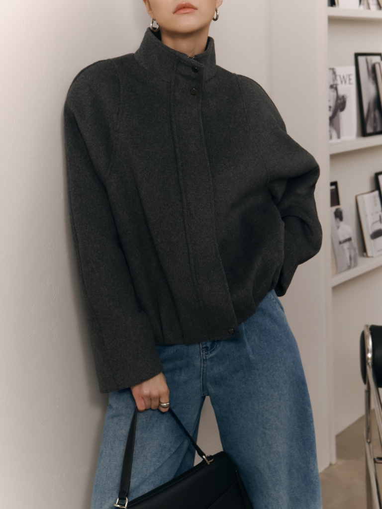 Loose bomber in woollen fabric