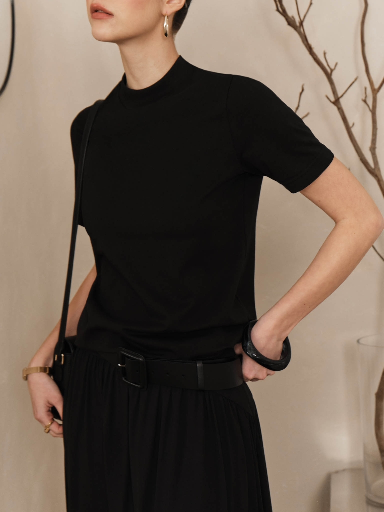 Loose T-shirt with wide collar