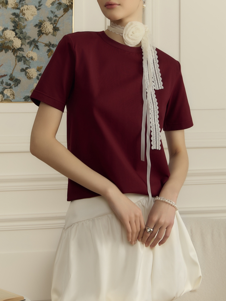 T-shirt with emphasised shoulders