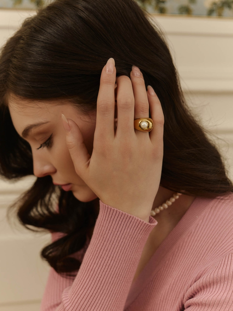 Дутое кольцо с крупной жемчужиной